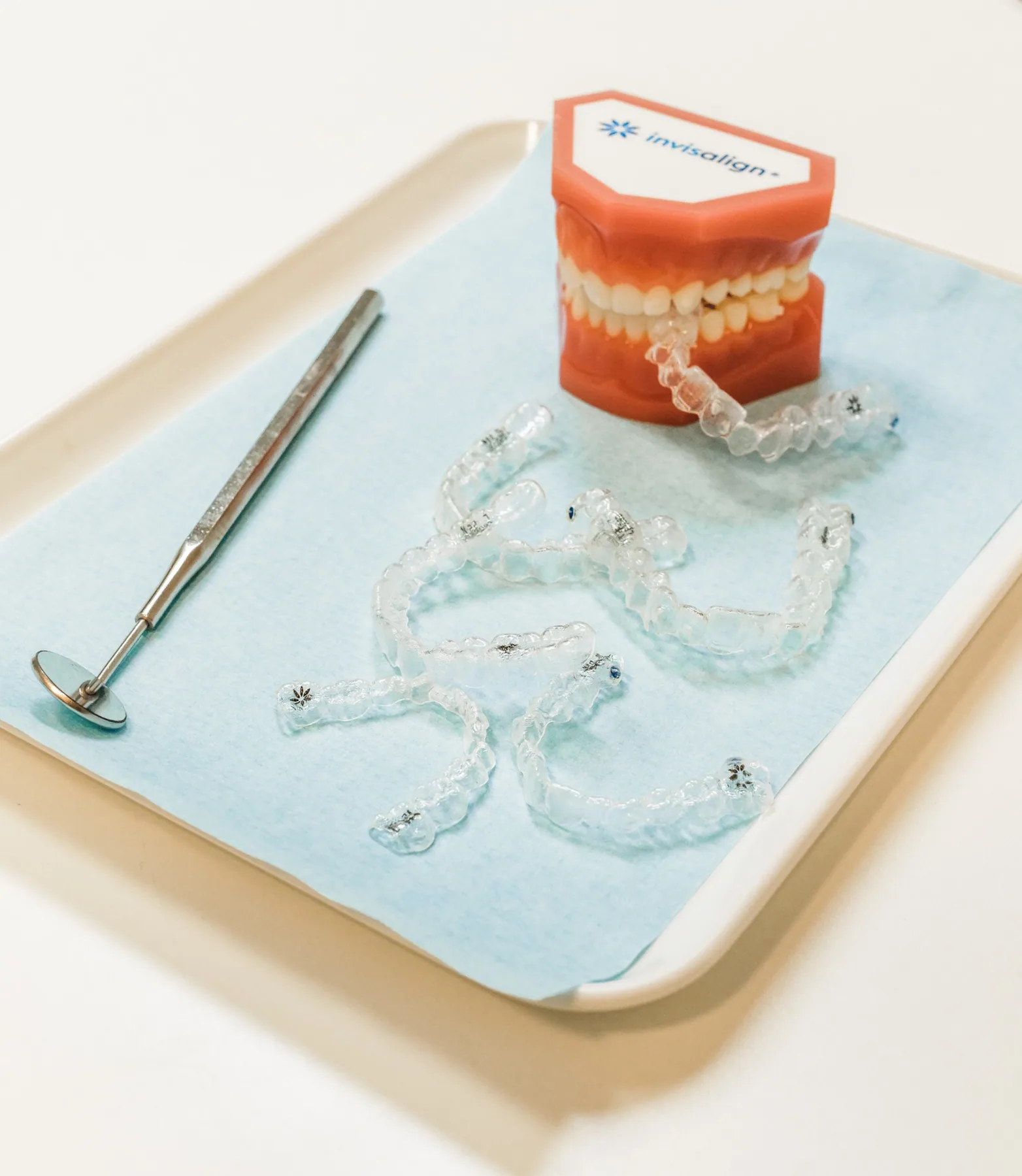 Invisalign-Aligner mit Zahnmodell